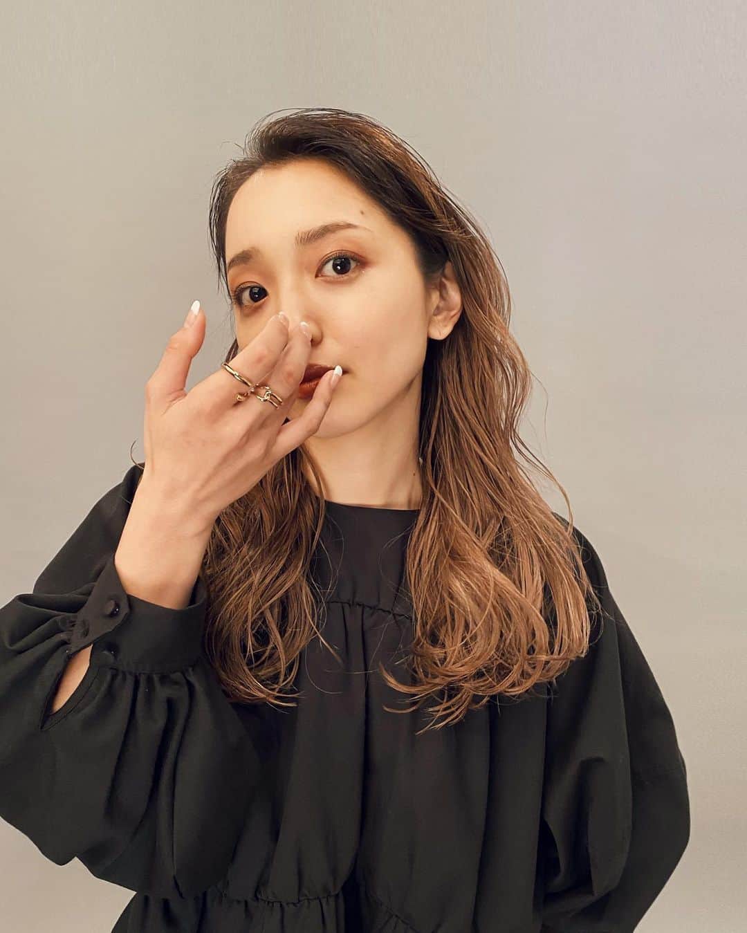 かんだまのインスタグラム：「先日ずーっと大事に大事に温めてきた撮影を無事に終えました✔️﻿ 撮影当日迎えるまで正直怖かったけど、終えた今はとにかくほっとしている☺︎﻿ ﻿ というわけで、約1年半動き続けてきた新たな挑戦となるプロジェクト発表が来月あります。 色々お腹痛いけど、人生アドベンチャー。﻿ 一人でも多くの方にワクワクしてもらえるよう願いを込めて最後までがんばる☺︎﻿ 発表も楽しみにしてもらえると嬉しいです。 ﻿ ロングヘア見納め投稿✔️ 髪の毛よ、元気に伸びてくれてありがとう☺︎」