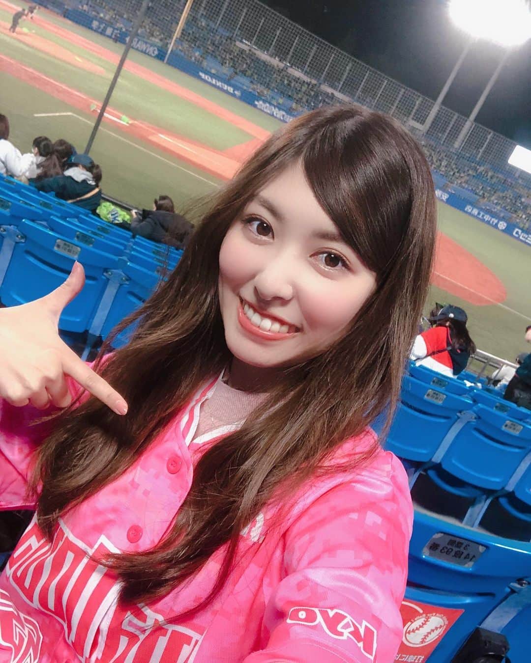 橘ゆりかのインスタグラム：「今シーズン最後の神宮観戦でした⚾️❣️﻿ ﻿ まけほーでしたがドアラさんやつば九郎が盛り上げてくれて五十嵐選手の引退セレモニーもあたたかくて感動的でした🥺🥺﻿ ﻿ 今度は燕パワーユニフォーム着て﻿ たくさん東京音頭したいなぁ⛱🐧⛱﻿ ﻿ なんで選手紹介の時、﻿ 👉🏻みんなこのポーズしてたんだろ👉🏻﻿ ﻿ ﻿ ﻿ #swallows #dragons #ヤクルトスワローズ #神宮球場 #野球観戦 #つば九郎 #ドアラ #スワローズ #東京ヤクルトスワローズ #橘ゆりか #秋の思い出 #10月25日 #応燕グッズ #baseball #tokyoyakultswallows」