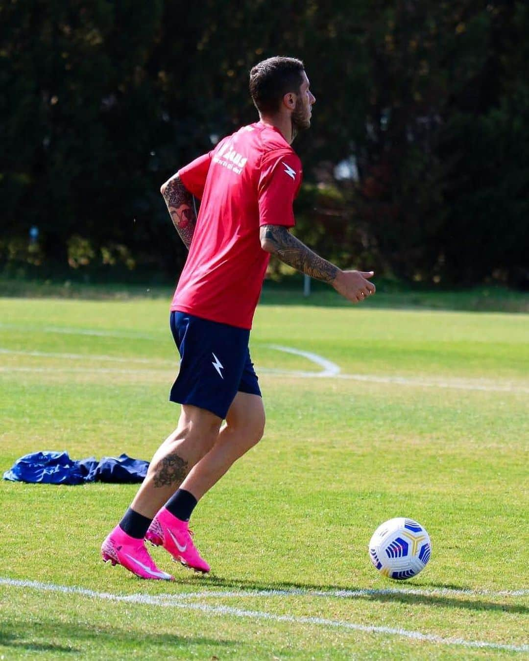 ルカ・マッローネのインスタグラム：「Trabajo 💖👟⚽️ ⁣ ⁣ #Crotone #Marrone39 #wearesharks」