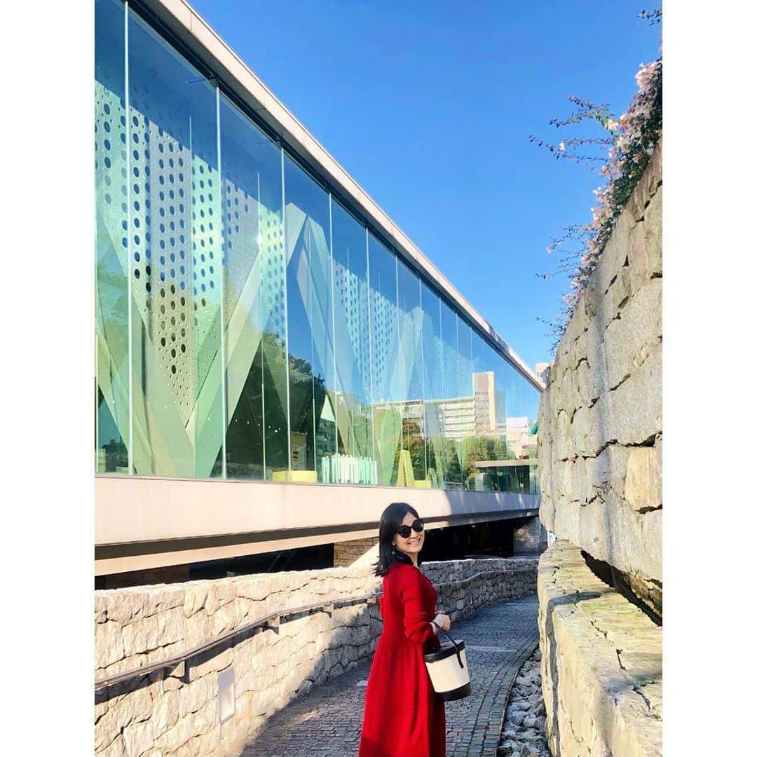永末まゆのインスタグラム：「少し変わった趣味なのかもしれないのですが、昔から「石」や、「石の建造物」が大好きな私です。  海外だと、イギリスのストーンヘンジやエジプトのピラミッド、ハワイのバースストーン🌏日本だと、那須にある石の美術館や日本銀行本店。 石がある空間にずっといられるので🤣それを見るために出かけるのが楽しみです。  東京都現代美術館内にあるレストラン#100本のスプーン  は、そんな石を眺めながらゆっくり出来る素敵な場所✨  ティラミスも美味しいー🥺✨エントランスも美しい！！ちなみに現在、美術館は休館中でレストランだけの営業なので、人がいない石の様子をずっと眺めていられます🥺✨  ・ ・ ・ #石好き #石オタク #東京都現代美術館  #東京カフェ #東京プリン部 #🍮 #石の魅力」