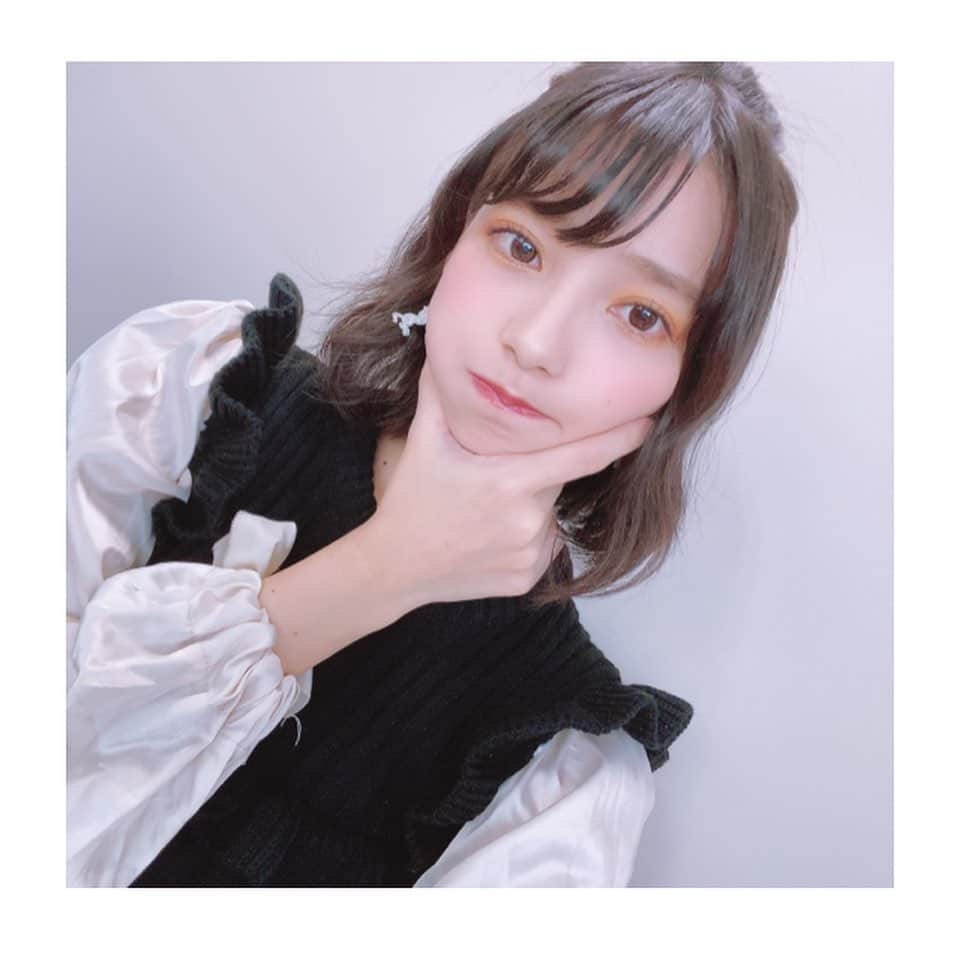 高野麻里佳のインスタグラム：「. . 最近の黄色メイクです👀 . この日のお気に入りは イヤリングの馬𓃗 アイシャドウのアリスパレット すっごい可愛くてテンション上がりました。 . パレットも馬イヤリングも 光が反射しちゃって 上手く撮れなかったから 肉眼で見る感動を伝えられない… のでこの写真しかありません😭 . つっ伝えたい… この煌めき… . .」