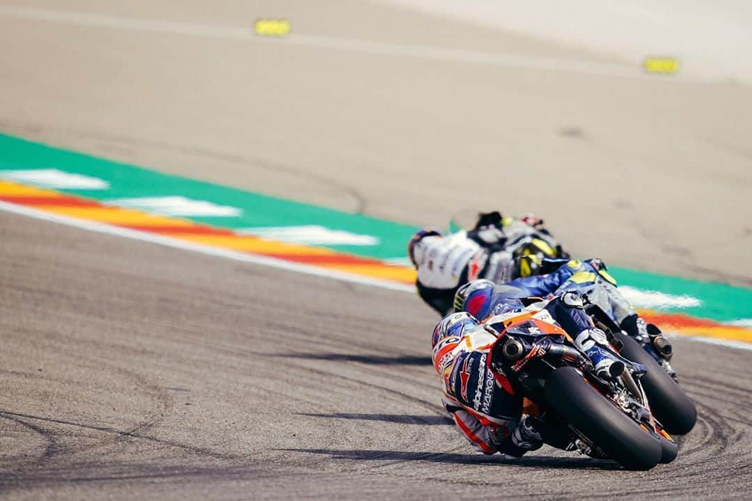 レプソル・ホンダのインスタグラム：「Three in a row... now a week away」