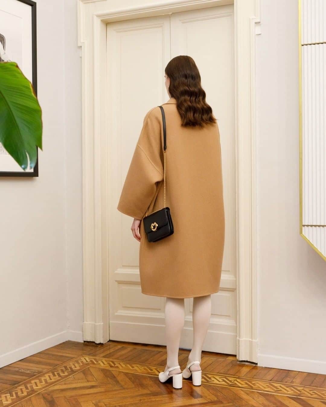 ミラショーンさんのインスタグラム写真 - (ミラショーンInstagram)「Standing on the door wih Camel Coat ⠀⠀⠀⠀ ⠀⠀⠀⠀⠀⠀ ⠀⠀⠀⠀⠀⠀ ⠀⠀⠀⠀⠀⠀ ⠀⠀⠀⠀⠀⠀ ⠀⠀⠀⠀⠀⠀ ⠀⠀⠀⠀⠀⠀ ⠀⠀⠀⠀⠀⠀ ⠀⠀⠀⠀⠀⠀ ⠀⠀⠀⠀⠀⠀ ⠀⠀⠀⠀⠀⠀ ⠀⠀⠀⠀⠀⠀ ⠀⠀⠀⠀⠀⠀ ⠀⠀⠀⠀⠀⠀ ⠀⠀⠀⠀⠀⠀ ⠀⠀⠀⠀⠀⠀ ⠀⠀⠀⠀⠀⠀ ⠀⠀⠀⠀⠀⠀ #milaschön #camelcoat #cashemire #fashionstory #fashioneditorial #vintagestyle  #coatgram #camelcoatoutfit」10月26日 22時57分 - milaschon_official