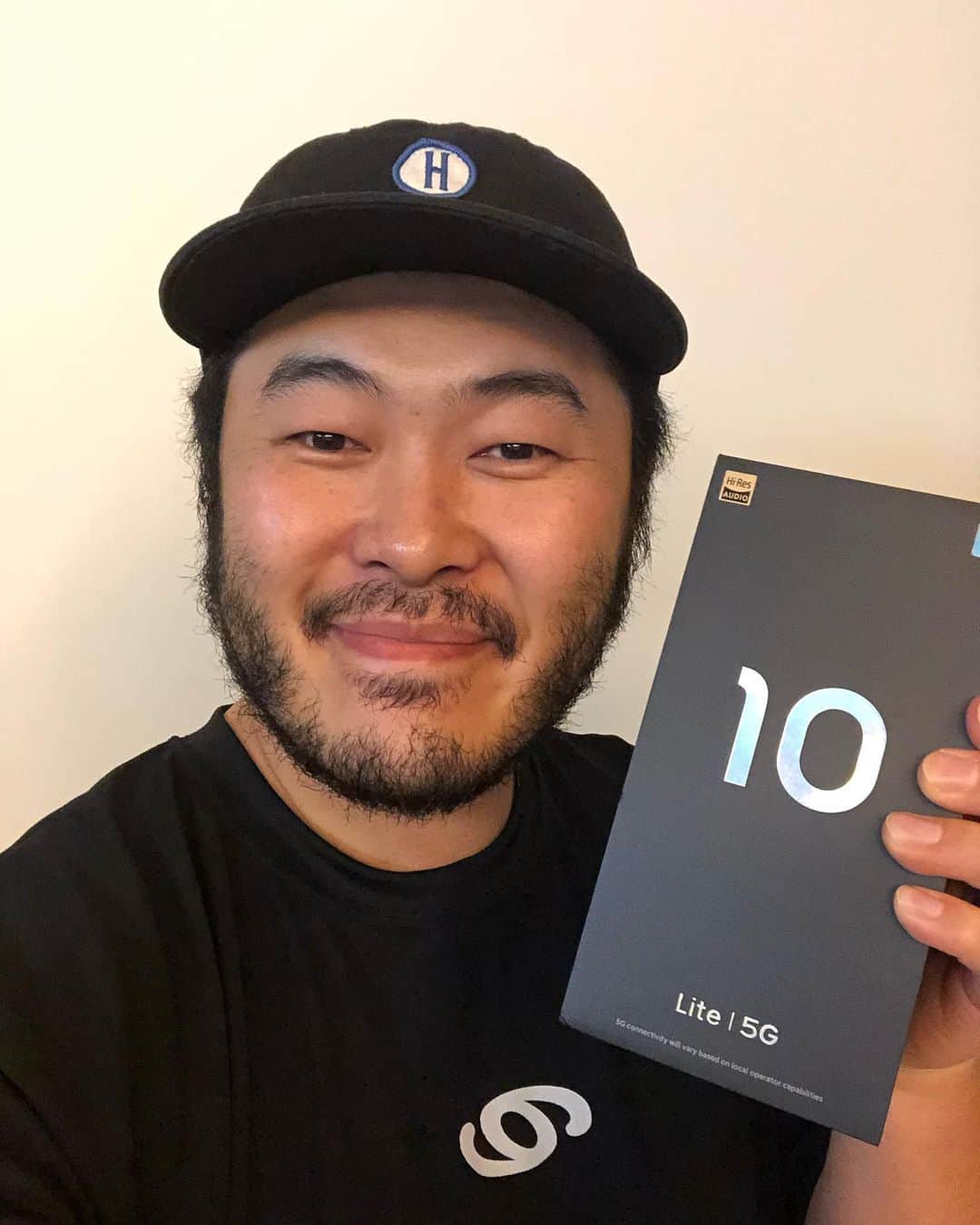 キム・ギバンのインスタグラム：「. 살다살다 핸드폰선물을 다 받아보네~ 대륙이 또 실수를 했다는데..어디보자ㅋㅋ 고마워!!샤오미폰모델 종환아!! ㅋㅋ @jonghwan.lee  . #광고가재밌던데 #미텐라이트 #mi10lite #샤오미폰 #밑엔가볍게」