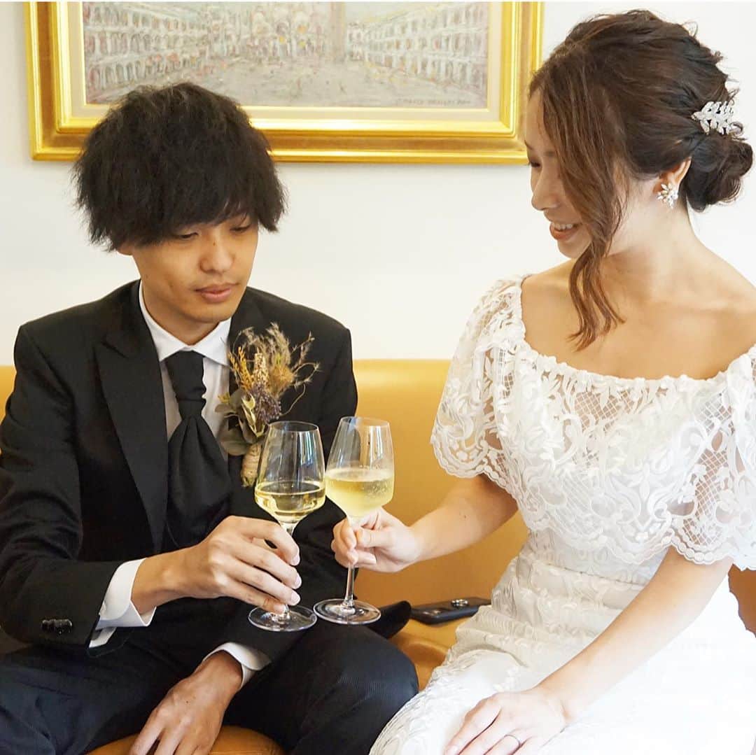 片桐優妃のインスタグラム：「#札幌 での#結婚パーティー からもうすぐ1ヶ月。。でもまだ1ヶ月しか経ってないのかぁと🕊だいぶ前のことのようにも感じます。 . そんななか、、会場のプランナーさんが当日に撮ってくれていた写真のデータを送ってくれたんですが、なんとそのなかに#サプライズ が、！！！ もしかするとこれから結婚式をする方のネタバレになっちゃうかもしれないので詳しくは書きませんが、この1ヶ月間まっったく気付かなかったので、めちゃめちゃびっくりしました‼️会場が#サプライズ してくれることなんてあるんだ。。😭💗 . #ブランシュメゾン は#少人数婚 に特化した会場で、スタッフの方が皆少人数婚の本場フランスに研修を受けに行っていると聞いて決めたのですが。。改めてここを選んでよかったなぁと思いました。。💖 札幌で少人数婚する方には強くつよくオススメしたい会場です、！！！✨ . でもブランシュメゾン以外も全体的に札幌の式場はいいスタッフの方が多かったなぁと思います。。 💕 . 札幌でパーティーできてよかったなあ💒🍀 . #家族婚 #ガーデンウエディング #ytywedding #ウェディングソムリエ #ウェディングソムリエアンバサダー」