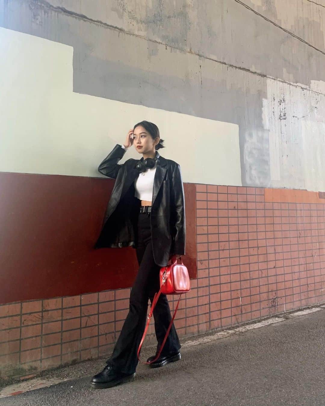 のインスタグラム：「アクセントで赤色の鞄かわいいよね🎒 中身もいっぱい入るんだ〜 ゴールドと２色展開だよ〜 発売楽しみにしててね〜」