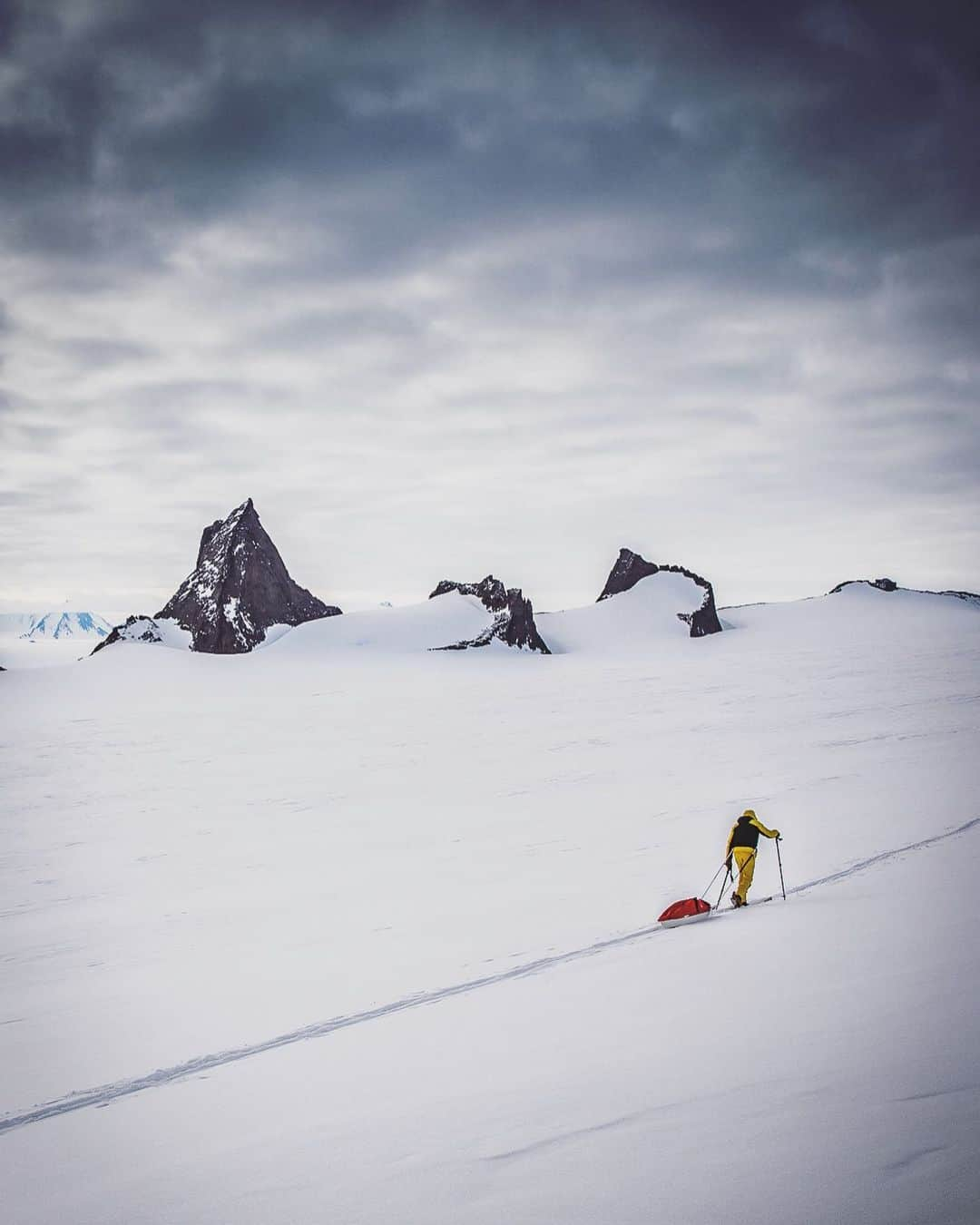 ジミー・チンさんのインスタグラム写真 - (ジミー・チンInstagram)「Into the unknown...feels like that a lot lately. @conrad_anker unfazed.  Queen Maud Land, Antarctica  @thenorthface」10月26日 23時02分 - jimmychin