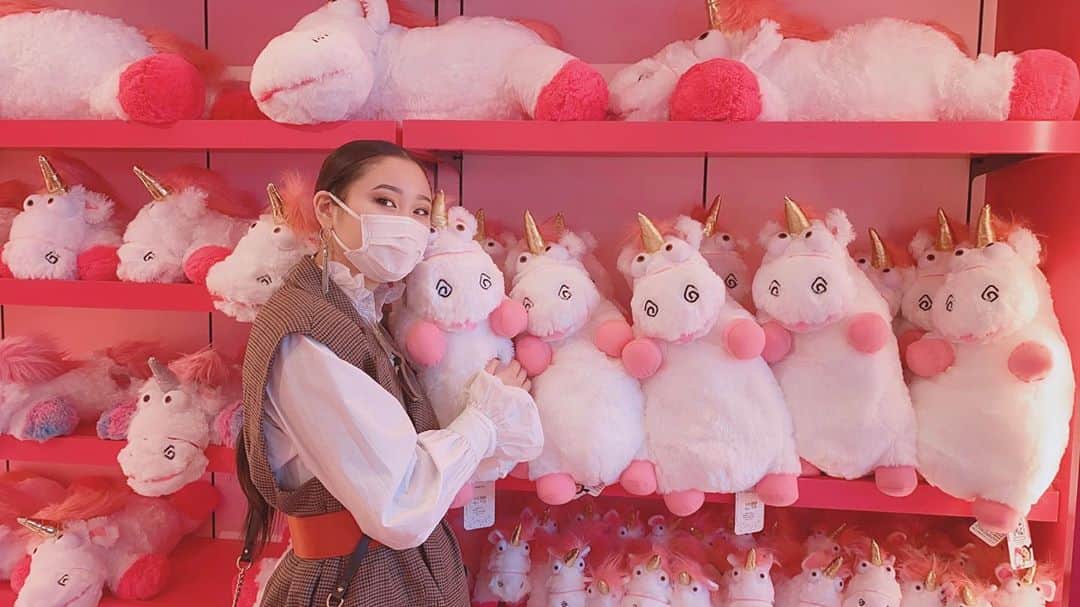 のインスタグラム：「🦄💜🦄💜🦄💜🦄💜 . . #dancer#voguer#universalstudiosjapan #usj#fluffyunicorn#minions#osaka#osakajapan #itssofluffy#pink#stuffedanimals #unicorn#cute#travel#travelphotography #usjphoto#usjjapan#japanesegirl#ayanaoricci」