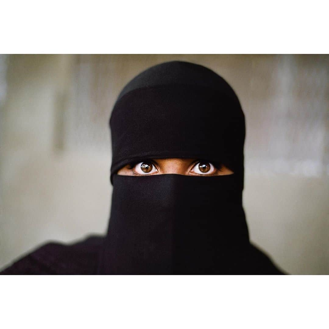 スティーブ・マカリーさんのインスタグラム写真 - (スティーブ・マカリーInstagram)「This supervisor at a voting location ensured that people were able to vote in an orderly and secure way.  She was proud of the turnout of women at the polls, and although it was unusual to get permission in this setting, she allowed me to photograph her and the line of people waiting to vote.  Sana'a, #Yemen, 1997.」10月26日 23時03分 - stevemccurryofficial