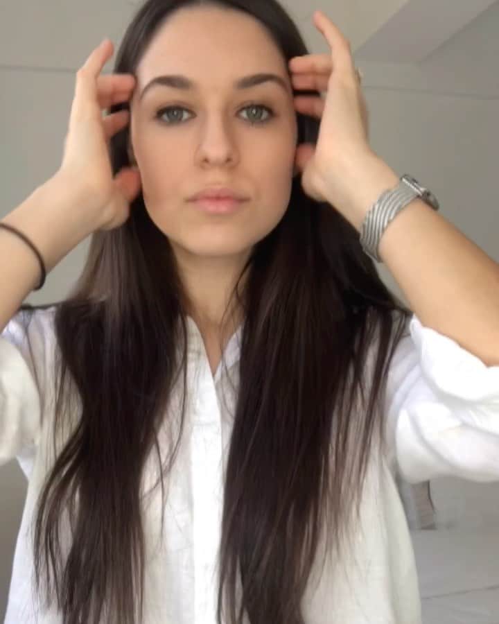 のインスタグラム：「**GIVEAWAY** We have decided to team up with @bkwig_international to treat a lucky follower with a gift worth $1800!!  What’s included? •ponytail hair extension (winner gets to choose the hair color!) just like the one I use in this video. Made of the highest quality real hair - super easy to use and adds so much volume to your hair! •a kit of hair products including shampoo, conditioner, a hair mask, and hair oil (unbelievable quality!!) •two head scarves (to keep up with the latest trends)   Rules to enter: •Like this post •Tag 2 friends in the comments (no limit on how many times you enter)  •Follow both our page and @bkwig_international   Winner will be chosen at random in exactly one week from today! We will ship internationally - we can’t wait to treat one of you lucky Instabraiders 💫」