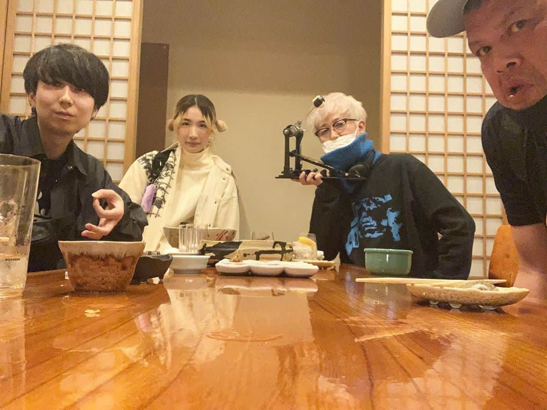 小籔千豊さんのインスタグラム写真 - (小籔千豊Instagram)「リハおわり4人でご飯 明日のライブがんばりますよ #ジェニーハイのライブ #曲いっぱいやるよ #ベイビージェニー #よる7時から #csテレ朝で生放送 #後日配信もあるよ」10月26日 23時04分 - koyabukazutoyo_shinkigeki