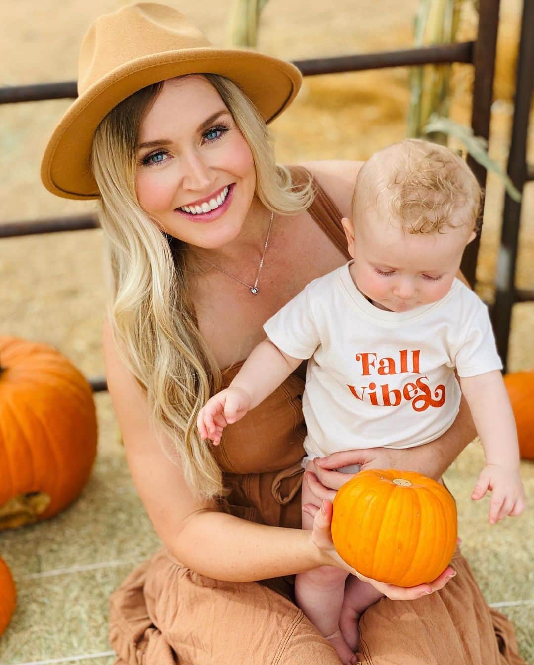 ブレア・オニールさんのインスタグラム写真 - (ブレア・オニールInstagram)「Picked the cutest pumpkins at the pumpkin patch! 🎃Any ideas on how we should carve them?!? 🍂🍁🍂  • • #pumpkinpatch #fallvibes #firsthalloween #fall #fallstyle #boystyle #itsfallyall #babyboy #firstpumpkinpatch #chromekeiser #boymom #babyfashion」10月26日 23時06分 - blaironealgolf