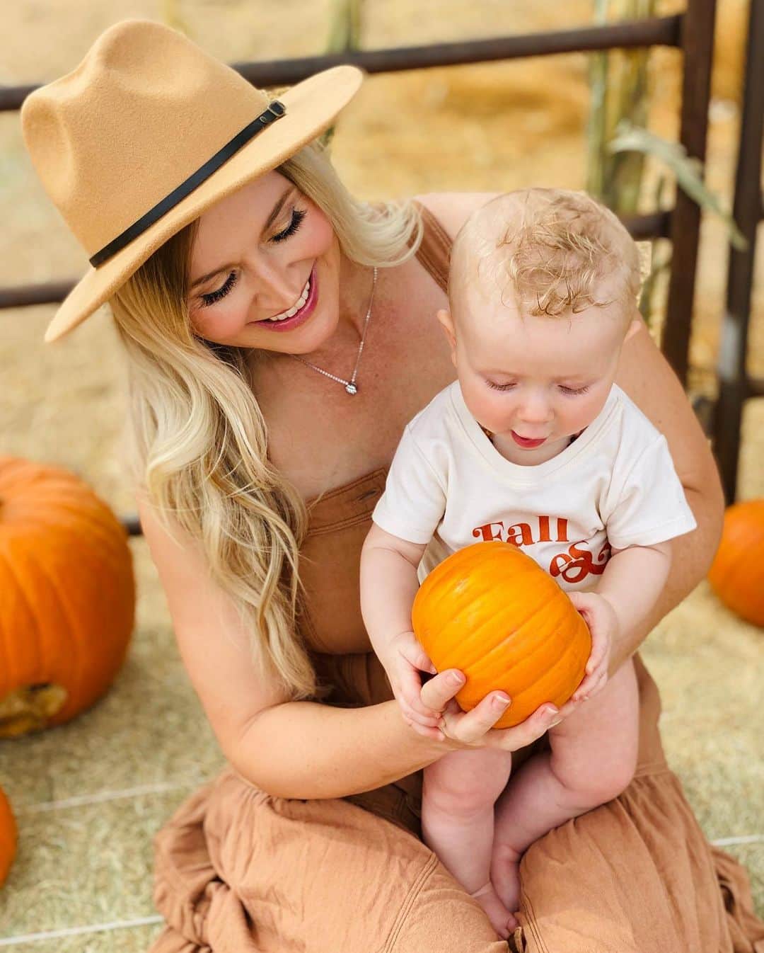 ブレア・オニールさんのインスタグラム写真 - (ブレア・オニールInstagram)「Picked the cutest pumpkins at the pumpkin patch! 🎃Any ideas on how we should carve them?!? 🍂🍁🍂  • • #pumpkinpatch #fallvibes #firsthalloween #fall #fallstyle #boystyle #itsfallyall #babyboy #firstpumpkinpatch #chromekeiser #boymom #babyfashion」10月26日 23時06分 - blaironealgolf
