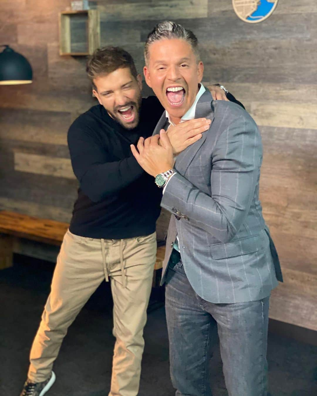 Rodner Figueroaさんのインスタグラム写真 - (Rodner FigueroaInstagram)「Mi querido @pabloalboran  se sienta en exclusiva  cara a cara conmigo, en su primera entrevista en los Estados Unidos después de salir del armario. Una entrevista cándida y honesta que muestra el lado humano y sensible del astro español!! Los invito a que no se la pierdan esta tarde en @alrojovivo por @telemundo Gracias a #pabloalboran por la confianza a pesar de que me quería ahorcar como pueden ver en la segunda foto!!!」11月25日 2時13分 - rodnerfigueroa