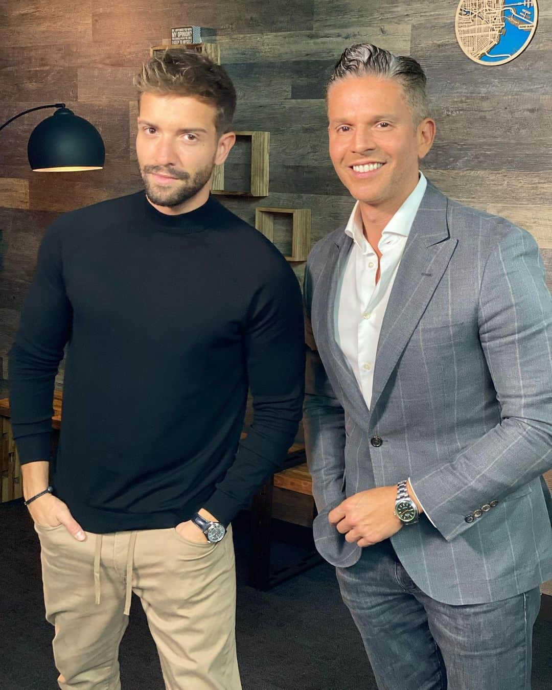 Rodner Figueroaさんのインスタグラム写真 - (Rodner FigueroaInstagram)「Mi querido @pabloalboran  se sienta en exclusiva  cara a cara conmigo, en su primera entrevista en los Estados Unidos después de salir del armario. Una entrevista cándida y honesta que muestra el lado humano y sensible del astro español!! Los invito a que no se la pierdan esta tarde en @alrojovivo por @telemundo Gracias a #pabloalboran por la confianza a pesar de que me quería ahorcar como pueden ver en la segunda foto!!!」11月25日 2時13分 - rodnerfigueroa