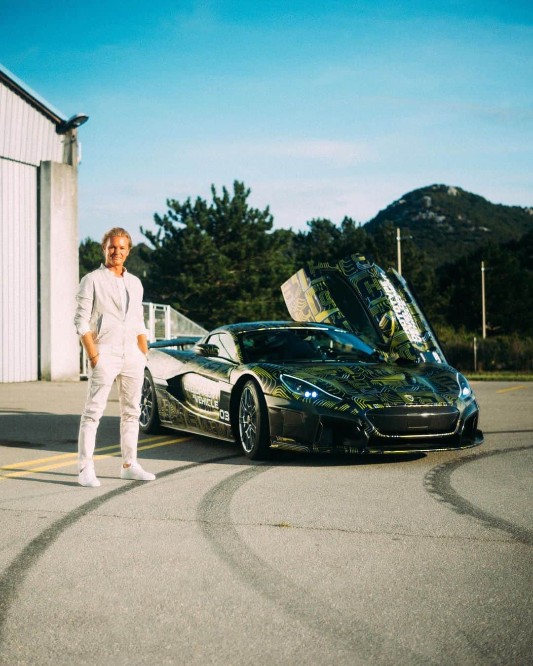 ニコ・ロズベルグのインスタグラム：「The most advanced prototype of my new Hypercar: 100% Electric ⚡ Which race track should I choose for the first Hot Laps? 😁  It’s going to be fastest accelerating car of all time – I’m so fascinated by the innovative technology! Check out my YouTube to see me doing the first public drive with the Rimac Concept Two – link in my BIO!  Thank you for the incredible day, @materimac and @rimac_automobili 🙌」