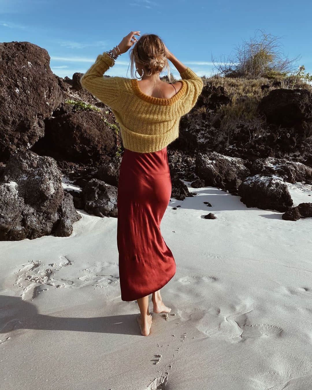 ダニジョーのインスタグラム：「WINTER ESCAPE🌴 Take your slip from summer to fall by layering with the Mustard Cropped Sweater, on sale now on dannijo.com 🛒」