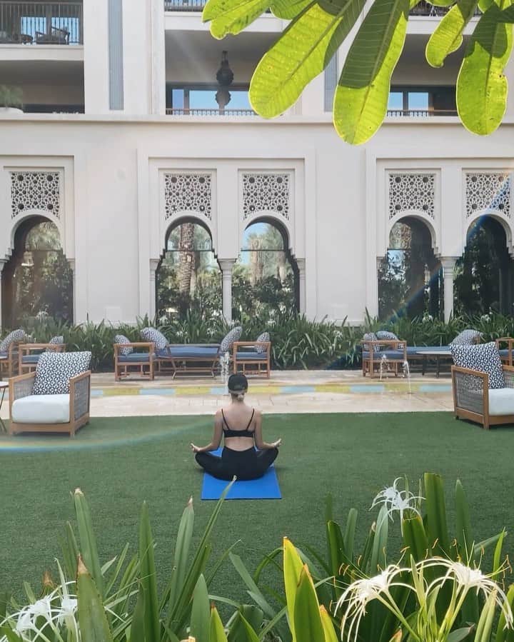 Nataly Osmannのインスタグラム：「“Don’t wait for the perfect moment - perfect moment is always now. “ my meditation thoughts in absolutely beautiful  @fsdubai  Переслушивала недавно видео Джагги Васудева, тронуло :  «Достигая определенного чувства внутри сердца постарайся не скатываться в своих состояниях и отныне держать эту планку, постарайся во всех ситуациях не опускаться ниже этого, не важно где ты и с кем ты. Именно такая практика даёт духовный рост...»」