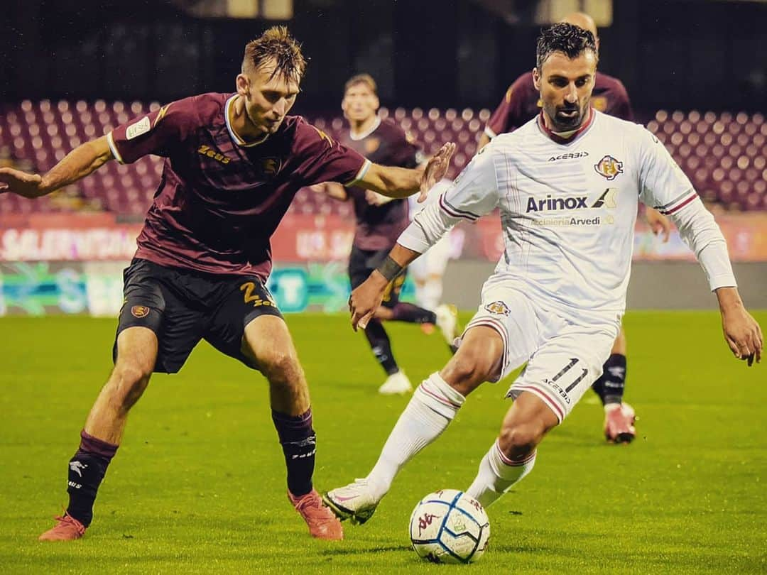 ノルベルト・ジェンベールのインスタグラム：「Prestazione di carattere +3...Umiltà, c'è da lavorare tanto 💪🇱🇻⚽️  #forzasalernitana #forzagranata #victory #work #hard #squadra」