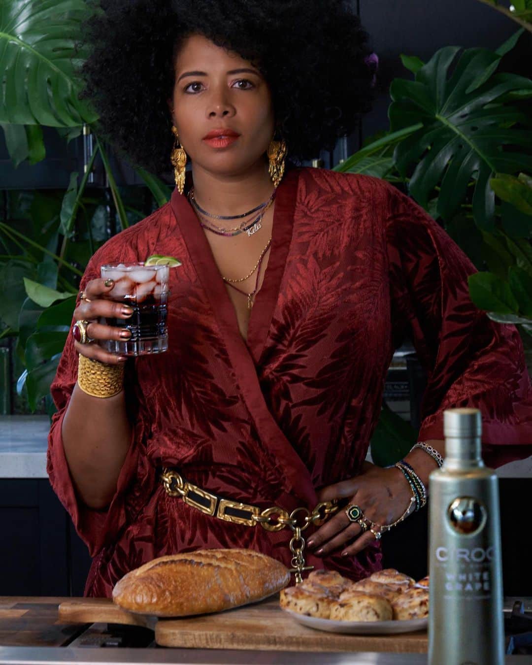 ケリスのインスタグラム：「#ad With this holiday season being far from the usual, you guys know the one thing I will continue is gathering around some great food with my household, and this year, I’m excited to be adding some @ciroc #whitegrape cocktails to the mix! The drink is so fab and really is the perfect welcome drink for your intimate celebrations. This limited-edition flavor, matched with some great music and good vibes, makes Friendsgiving a whole lot better.    See below for the @ciroc French Codder cocktail recipe. Check the link in my stories to get your bottle of @ciroc White Grape vodka while it lasts!   Ingredients: 2 oz. CIROC White Grape vodka 2 oz. Cranberry juice (white/red) 4 oz. Club soda Lime wedge」