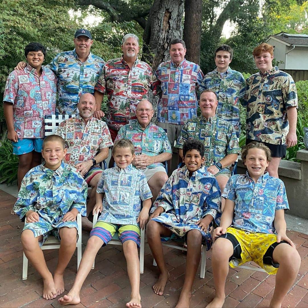 レインスプーナーのインスタグラム：「The Reyn Spooner Christmas print, an annual tradition for nearly 40 years, remains one of our most coveted and collected shirts. While collected by many, there are few as enthusiastic about the shirt as Mike Smith of La Canada, California who has made our Hawaiian Christmas print a family and community tradition.   For Mike, the Spooner Christmas tradition started over 25 years ago with the purchase of a print for himself and his sons. Over the years as his family has grown, the Christmas print has evolved into a holiday tradition for three generations of Smiths. In addition to his sons and grandchildren, Mike also gifts the Christmas shirt to his closest friends, gifting a total of 50 shirts each year!   Between Mike and his sons, the Smith family collection is over 500 shirts. Do you have a great collection of Spooners? If so, we’d love to see your shirts, send us a DM or post and tag us @reynspooner.」