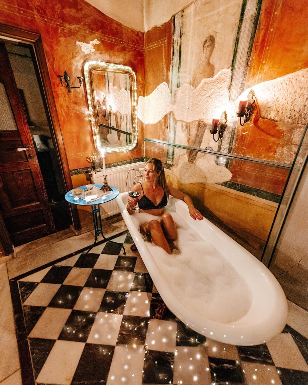 Izkizのインスタグラム：「Are you a bath or shower person? I only seem to take baths when I stay at hotels and this tub at @nisanyanhotel was particularly enjoyable 🍷」