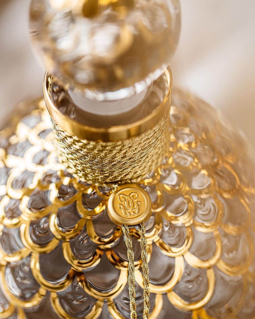 ゲランさんのインスタグラム写真 - (ゲランInstagram)「Manufactured by artisan glassmakers Pochet & du Courval since its creation in 1853, the Bee Bottle is refillable for life with any of Guerlain’s unique fragrances. The ultimate in sustainable luxury.  #Guerlain #GuerlainParfumeur #Savoir #Perfume #GiftIdeas」11月25日 2時22分 - guerlain
