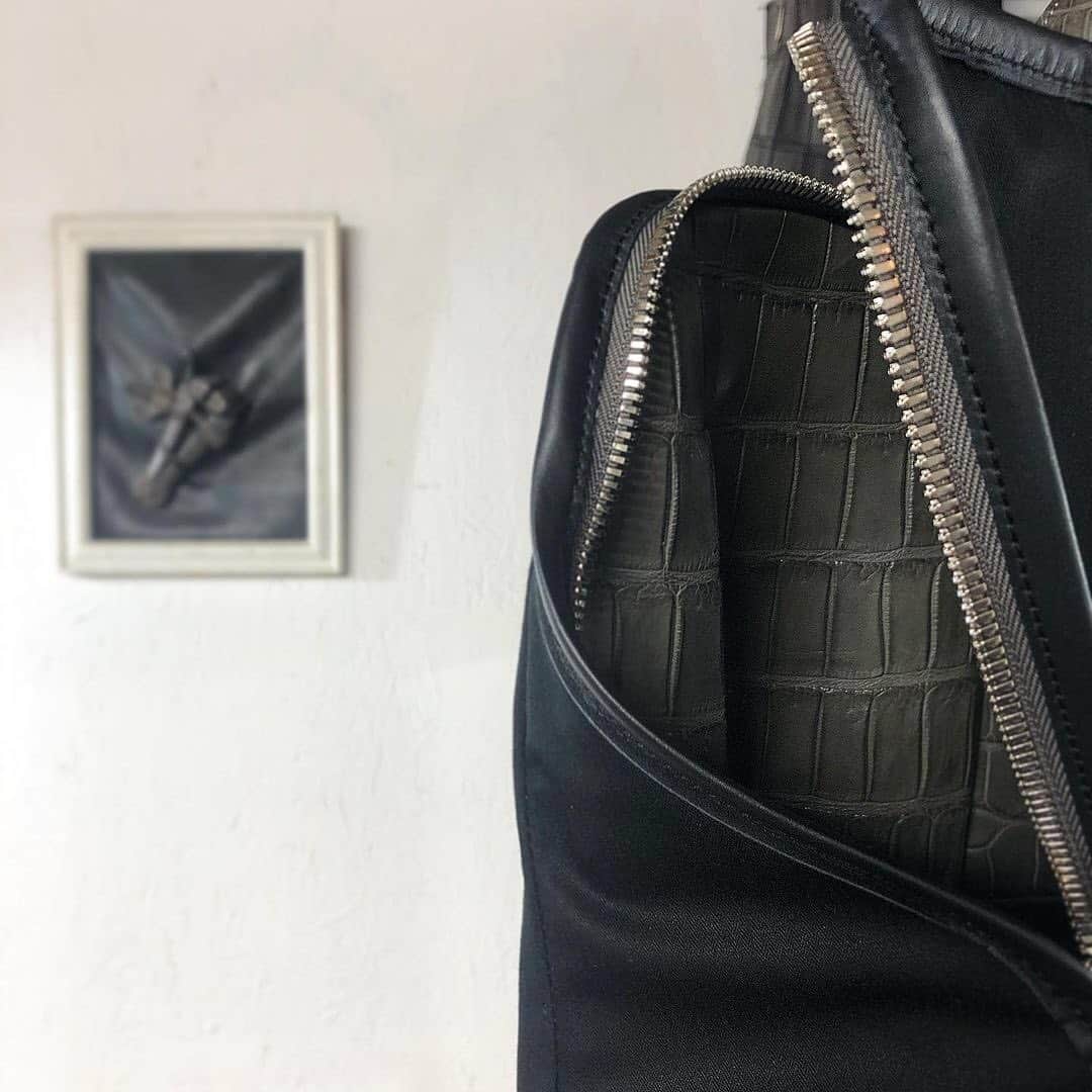 のインスタグラム：「CORNELIAN TAURUS 🇯🇵 Daisuke Iwanaga presents classic shapes in a modern way and features a wide selection of lively bags. Discover our selection on leclaireur.com  #Leclaireur #conceptstore #leatherbag #luxurybag #corneliantaurusbydaisukeiwanaga #corneliantaurus #vegetabletanning」