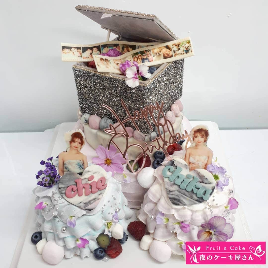 夜のケーキ屋さん♥Juli　(エディブルフラワー協会) のインスタグラム：「双子モデルのちえさん💕ちかさん💕 お誕生日おめでとうございます🎂💗 @yoshikawachie16  @yoshikawachika1116  : 早川沙世さんからのサプライズケーキです🎉💕 @sayo_hayakawa  さよさんの考えてくれるケーキは、いつもセンス抜群で、愛情たっぷりで、作りながらジーンときちゃいました😭💓 : 💞双子のおふたりのドレスケーキ 💞絶妙な色合いのピンクカラー 💞大理石をイメージしたデザイン 💞宝箱&おふたりの思い出たっぷりな写真たち🐶 : さよさんが考えてくれたデザインをヒントに、宝箱の周りをストーンっぽくしてみたり、 宝箱の土台のケーキや、ネームプレートを大理石っぽくマーブルにしてみたり💓 ベビー時代の双子写真やイッヌちゃんの写真は、見てるだけで癒されて、 楽しく作らせていただきました😍 : おふたりのストーリーや投稿も拝見して、喜んでいただけて、さよさんの優しい想いをケーキで伝えられて、 こちらまで嬉しくて感無量でした🙇💕 : : #オーダーケーキ #夜のケーキ屋さん」