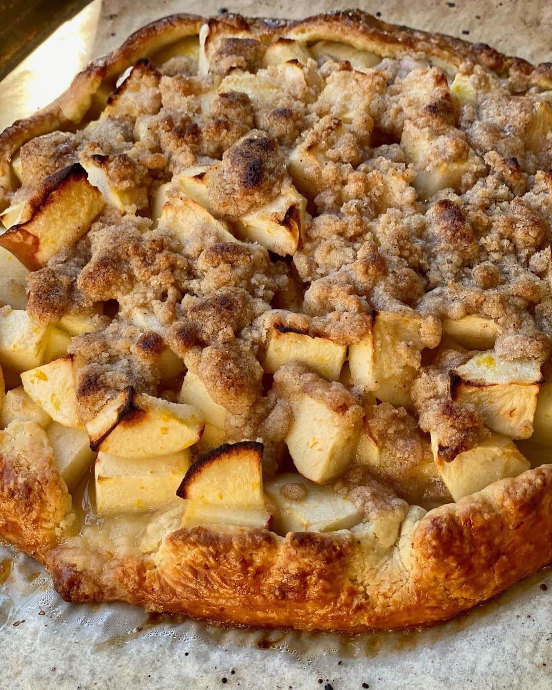 アイナ・ガーテンのインスタグラム：「Instead of a traditional apple pie, I’m making an Apple Crostata that’s delicious and also fun to make. I roll out the pastry, pile the apples in the middle, fold up the edges, sprinkle it with a cinnamon crumble, and bake it for 25 minutes. Classic Thanksgiving dessert but updated! Link to the recipe in my bio! #staysafe #microthanksgiving」
