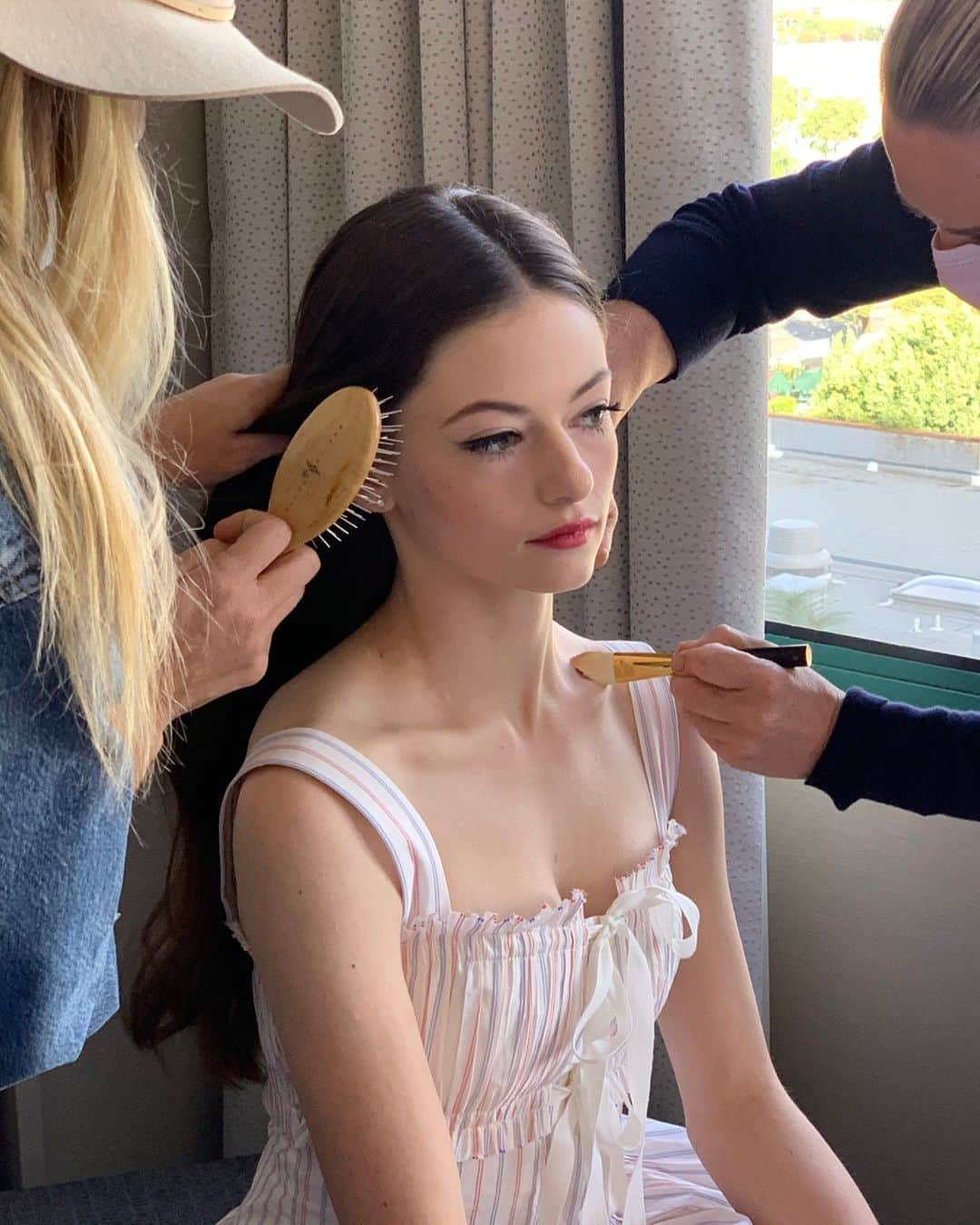 Vogue Beautyさんのインスタグラム写真 - (Vogue BeautyInstagram)「If @MackenzieFoy looks familiar, it’s because you’ve seen her onscreen for more than a decade. Now, the actress is bringing Anna Sewell’s classic novel, Black Beauty, to life opposite Kate Winslet. Tap the link in our bio for an inside look at how Foy got ready for the film’s premiere—in a chic prairie look that was totally in character, no less.」11月25日 2時35分 - voguebeauty
