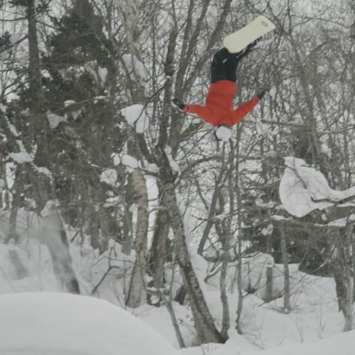アナログクロージングのインスタグラム：「@redgerard, @travelindan , and @_juliamarino showcased the nature of our partnership with @mountaindew through their riding in #BurtonOneWorld. These riders and the crew at #mountaindew share our values towards creativity, progression, and sustainability. Stay tuned in to see more from the Burton X Mtn Dew team riders - #BurtonOneWorld Streaming now (link in bio).」