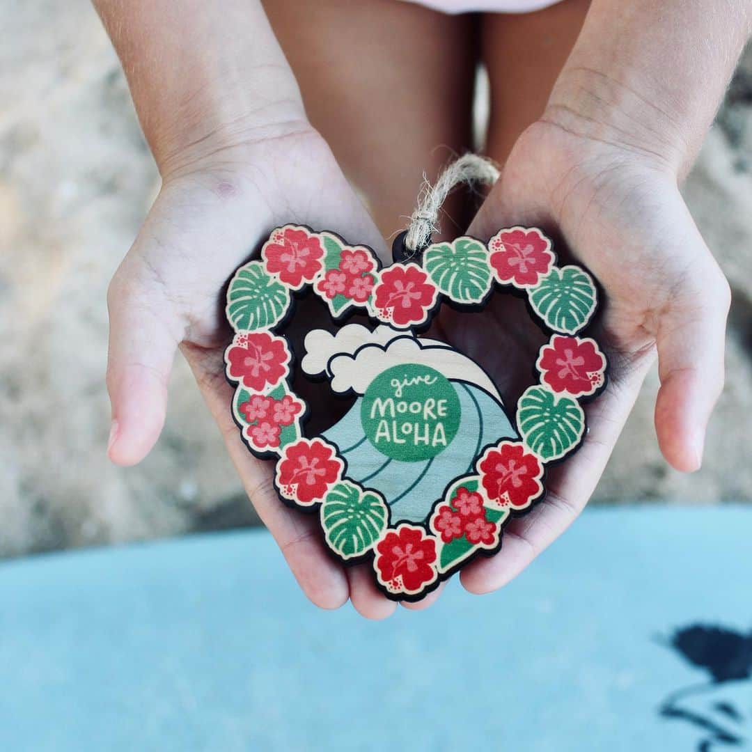 カリッサ・ムーアのインスタグラム：「@moorealoha partnered with @hibizornaments again this year and are included in a beautiful set of locally wooden made ornaments supporting local businesses! I’m giving away a limited edition collection of 21 ornaments. It’s the perfect way to bring a little aloha spirit into your home this holiday season 😊 Enter to win by following @hibizornaments and tagging three friends in the comments section. I will pick the winner this Friday 11/27🙊💃 Wishing you a Happy Thanksgiving ❤️ @coconenehawaii」