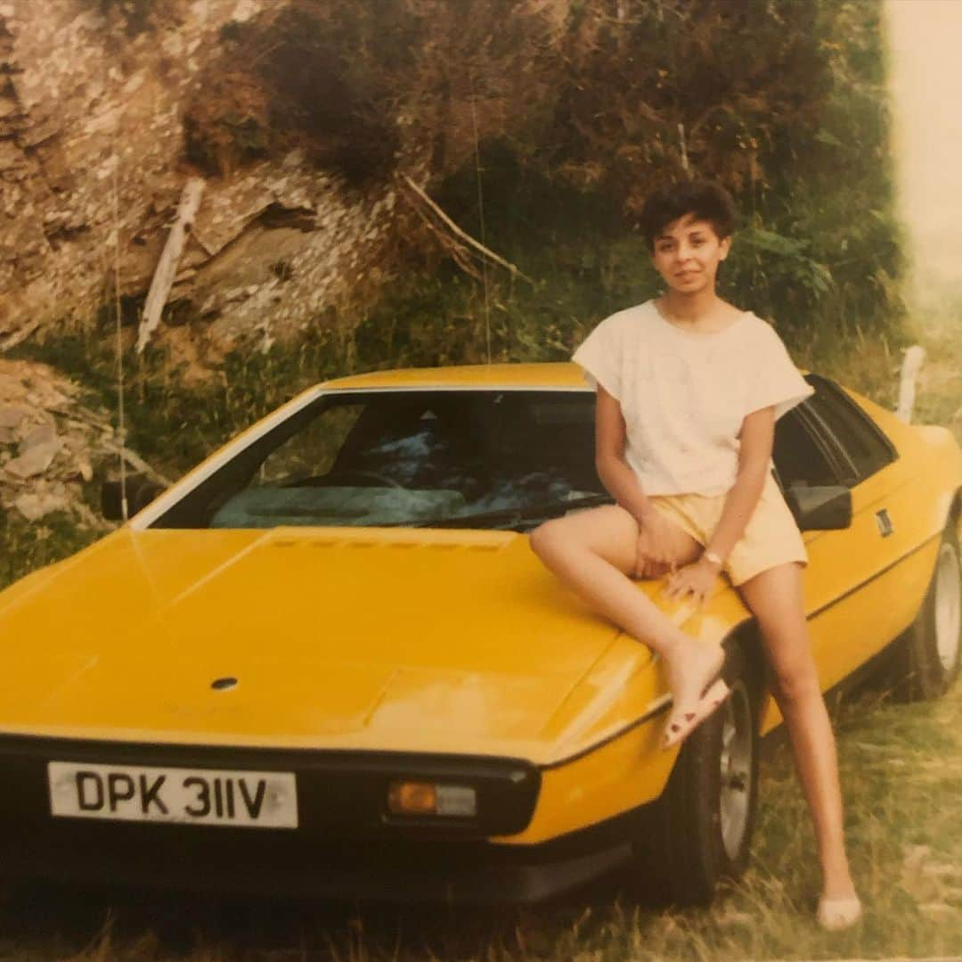 チャーリー・エックス・シー・エックスさんのインスタグラム写真 - (チャーリー・エックス・シー・エックスInstagram)「my mum said “vroom vroom” before i even came out of the womb bitchhh 💅 miss my family very much 💓💕 see you soon 💕✨」11月25日 2時47分 - charli_xcx