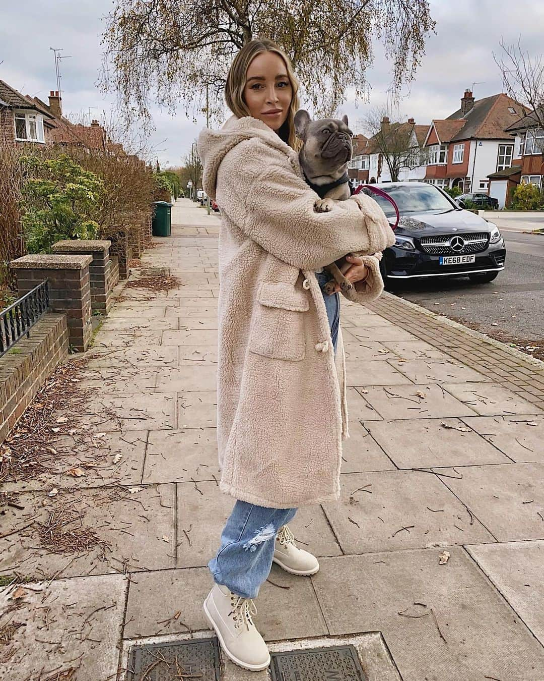 ローレン・ポープさんのインスタグラム写真 - (ローレン・ポープInstagram)「Been out for a walk now home having a bit of an outfit try on haul over on my stories 🤳🏽⠀ ⠀ This is Cookies first walk without the pram btw so we’re super happy, still using a sling but you know...Progress & puppy steps!! 🐶⠀ ⠀ Ad This full outfit is from @nastygal & all available in The BLACK FRIDAY SALE which is already in full swing with 60% off everything on site, this coat was right top of my wish list!  #SuperNasty #NastyGalsDoItBetter」11月25日 2時47分 - laurenpopey