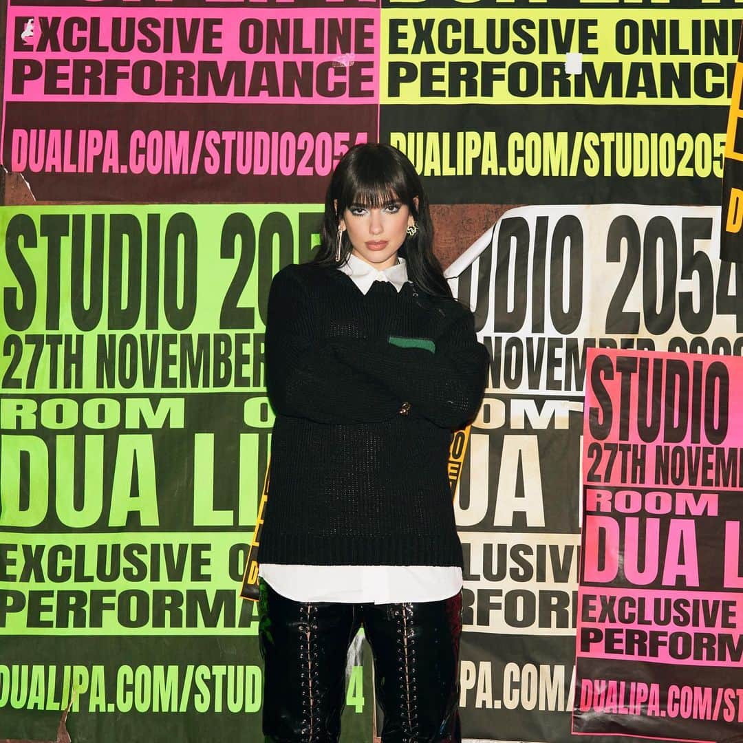 evianのインスタグラム：「🚨 GIVEAWAY! 🚨​  We couldn’t be more excited to attend our global ambassador and self-proclaimed CEO of hydration @dualipa’s ‘Studio 2054’ live show this Friday, November 27th! 💧​🎶  To celebrate, we’re giving away 30 tickets to the show 🎟️ Enter before Wednesday, November 25th at 5pm CET by:​ 👉 Following @evianwater​ 👉 Telling us your favorite Dua Lipa song to jam to in the comments​  To be eligible you must be 18 or older and reside outside the United States. Winners will be contacted via DM by Thursday, November 26th at 5pm CET. If you are not selected in this giveaway, you can still click the link in our bio to get 15% off your ticket!​  #evian #evianwater #positivedrops #evianxdualipa​」