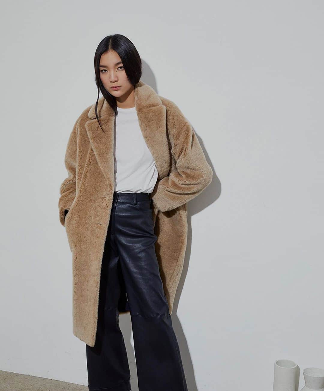 イネスエマレシャルのインスタグラム：「WRAP UP IN YOUR COSY ALPACA COAT 🤍 #inesetmarechal #alpaca #winter #cosy #luxury #sustainablefashion #frenchfashion #elegance #pur」