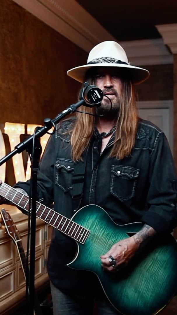 ビリー・レイ・サイラスのインスタグラム：「Check out my song #GoodAtGoodbyes off my new EP "The Singin' Hills Sessions - Mojave" out NOW! @todayshow @hodaandjenna」