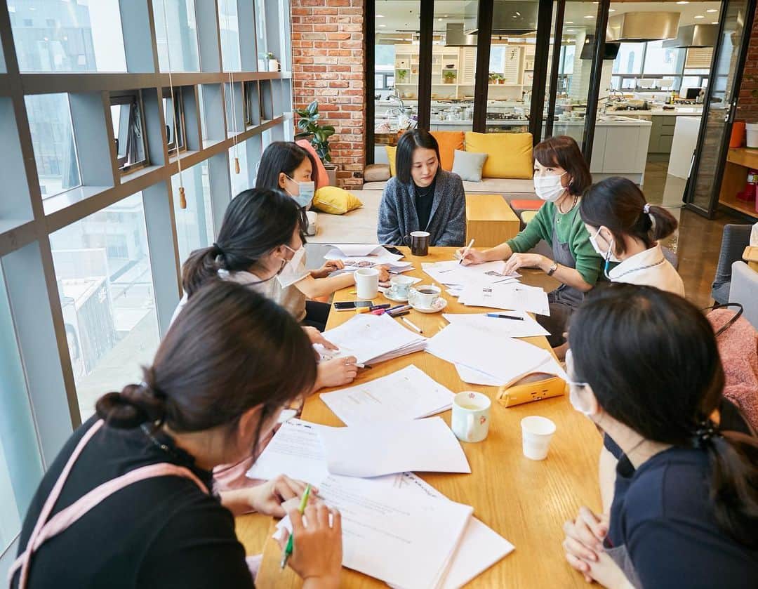 ナム・ボラさんのインスタグラム写真 - (ナム・ボラInstagram)「비몽사몽 아침회의! 치열하게 사진촬영하고! 깐깐 꼼꼼하게 체크하고!  곧 책이 나온대요!!!!!!!」11月25日 2時55分 - nambora