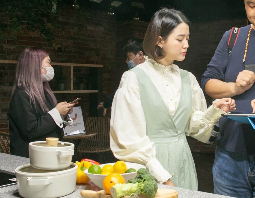 ナム・ボラさんのインスタグラム写真 - (ナム・ボラInstagram)「비몽사몽 아침회의! 치열하게 사진촬영하고! 깐깐 꼼꼼하게 체크하고!  곧 책이 나온대요!!!!!!!」11月25日 2時55分 - nambora