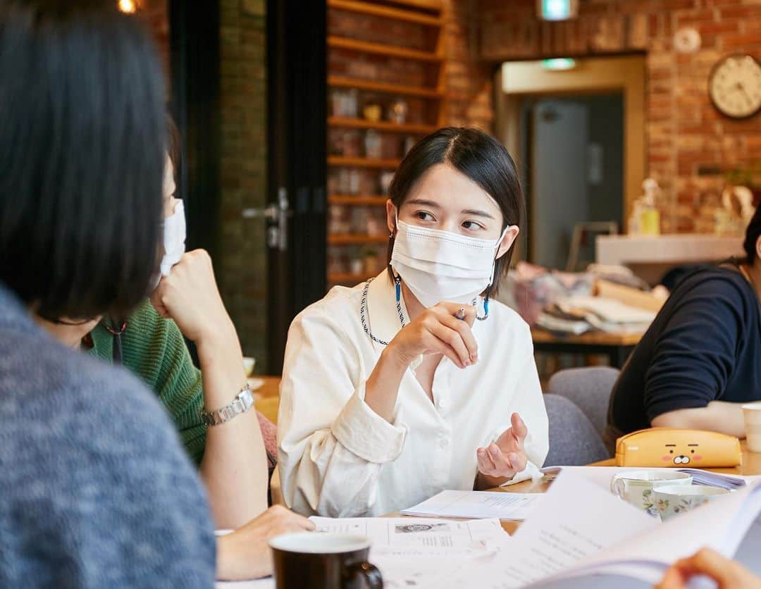 ナム・ボラのインスタグラム：「비몽사몽 아침회의! 치열하게 사진촬영하고! 깐깐 꼼꼼하게 체크하고!  곧 책이 나온대요!!!!!!!」