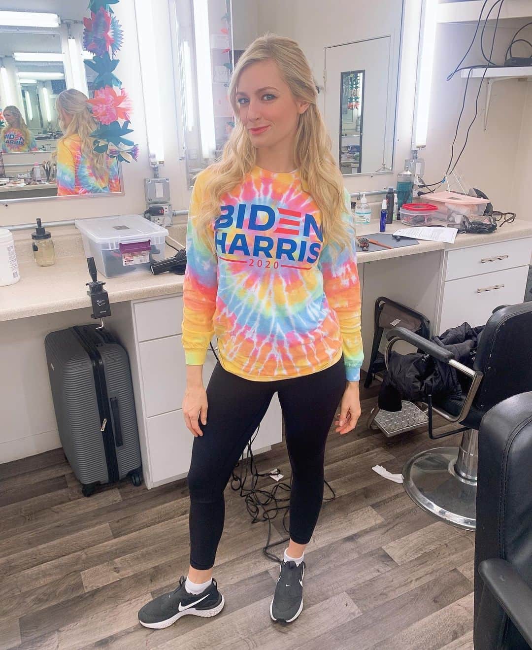 ベス・ベアーズのインスタグラム：「Ready for this transition! @joebiden @kamalaharris . 💪🏻💪🏻  @jillcady_makeup @pixleypecaire」