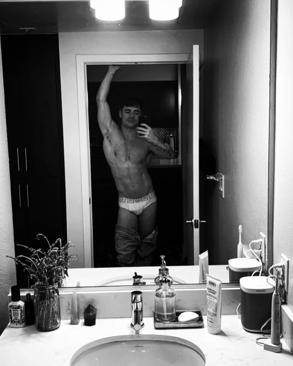 レオン・エルスのインスタグラム：「Pants down 😜」