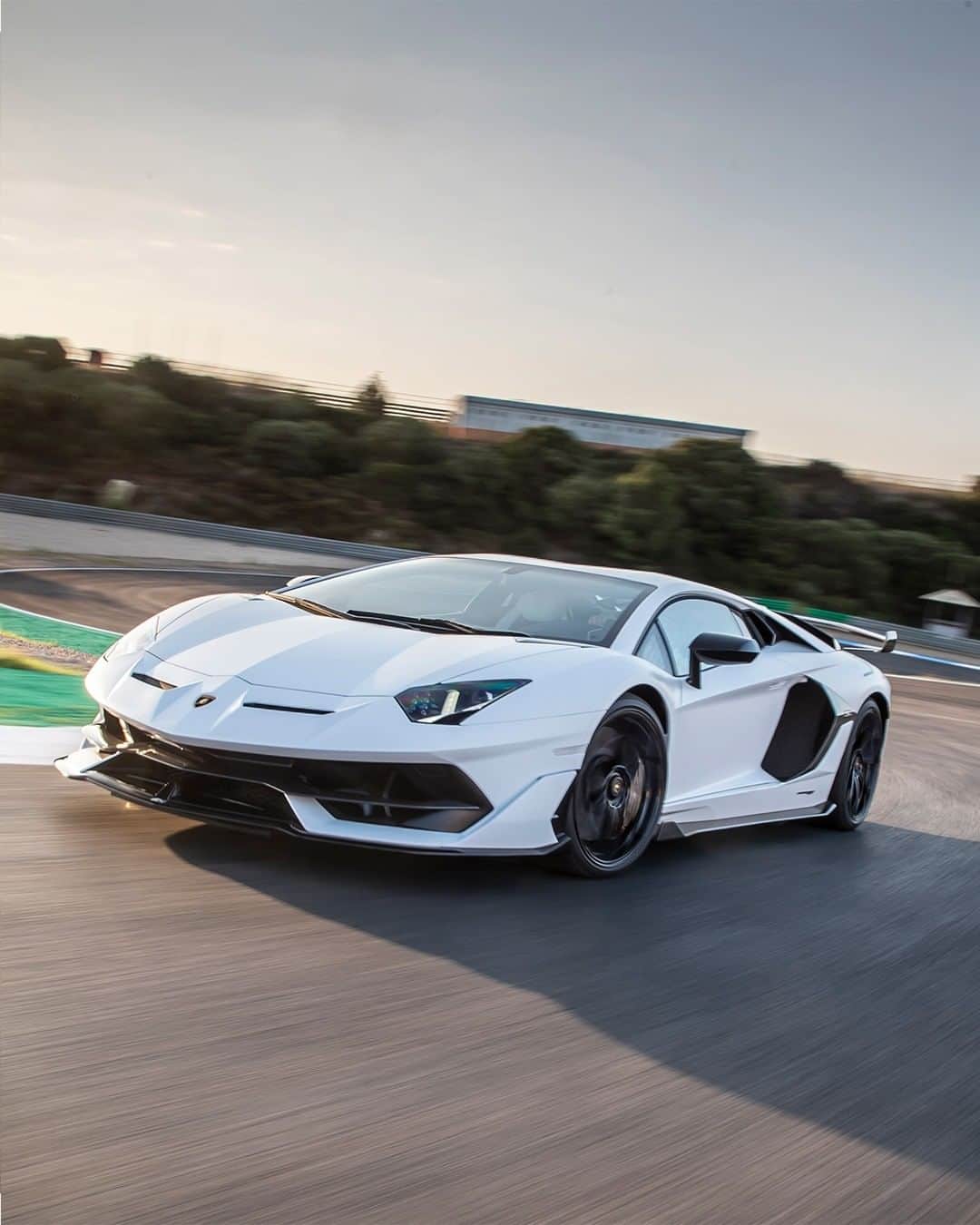 ランボルギーニのインスタグラム：「Aventador SVJ always knows how to create real emotions and put them into your driving experience. And the color of its body definitely plays its part. So, can you guess which one this is? Bianco Phanes or Bianco Balloon?   #Lamborghini #AventadorSVJ #GuessTheColor」