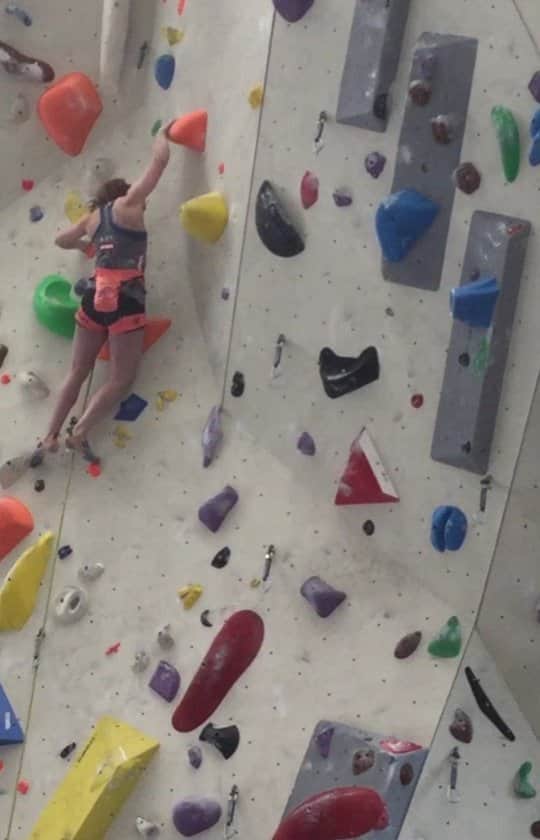 ハンナ・シューベルトのインスタグラム：「. This video is from the @austriaclimbing comp simulation that we had back in February when it was decided who'll be allowed to compete in lead at the European championships in Moscow which was supposed to take place a few weeks later in March. As we all know that didn't happen. With the event taking place right now (without any Austrian athletes) I had to think back to that selection comp which feels so far away now!😳 Although this selection was basically for nothing in the end it was still really important for me at that time! It was the first time after I while that I felt strong and confident while climbing and I really surprised myself by being the best in this route. I know that it really suits my style and it's also a type of route you don't find in a worldcup nowadays because it's basically just holding on to crimps but it still meant a lot to me that I got the highest score among all of my strong teammates🙈 Sometimes it's the little successes that mean the most to you 😉 . . By the way : Yes it's frustrating when you have the top hold in your hands but can't clip because it's one of the worst crimps ever🙄😂  @heeressportzentrum @mammut_swiss1862 @lasportivagram」