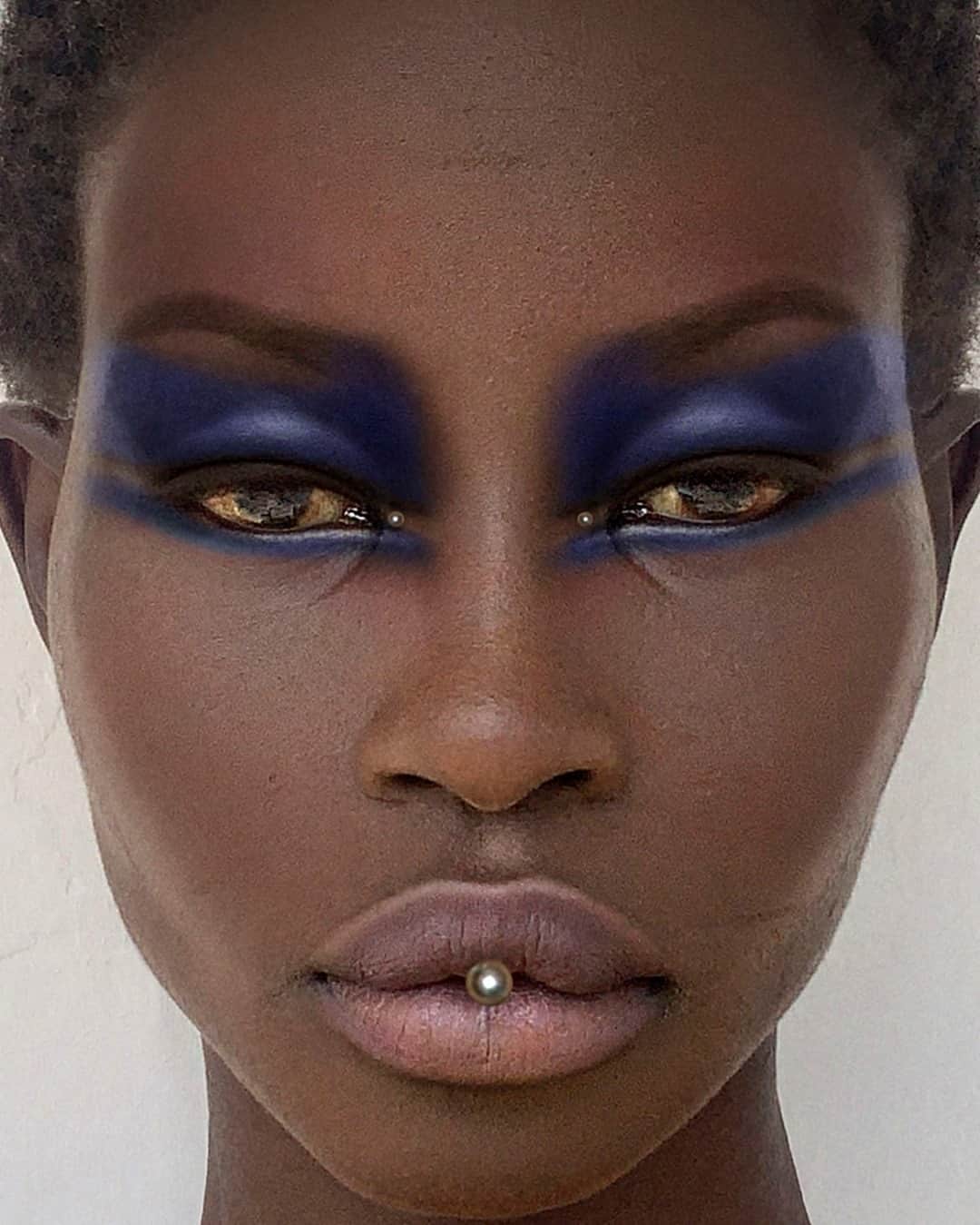 Dazed Magazineさんのインスタグラム写真 - (Dazed MagazineInstagram)「Experiments in digital make-up with @raoulalejandre 💙 ⁠ ⁠ In light of COVID-19 restrictions, the make-up artist got creative, using used photoshop to imagine virtual make-up looks inspired by each of the model’s favourite images, music, colours, and garments. ⁠ ⁠ Tap to see more, via @dazedbeauty 📲 ⁠ ⁠ 📷 @awengchuol by @raoulalejandre ⁠」11月25日 3時02分 - dazed
