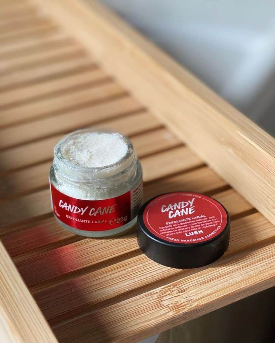 LUSH Cosmeticsさんのインスタグラム写真 - (LUSH CosmeticsInstagram)「Spotted: Dry winter lips becoming soft and smooth thanks to castor sugar and organic jojoba oil. Don't let the cold get the best of you this holiday season.⁠⠀ ⁠⠀ XOXO Lush⁠⠀ ⁠⠀ 📸 @maliwa8 @twilight__lushie @parkerhaleyskin」11月25日 3時02分 - lushcosmetics