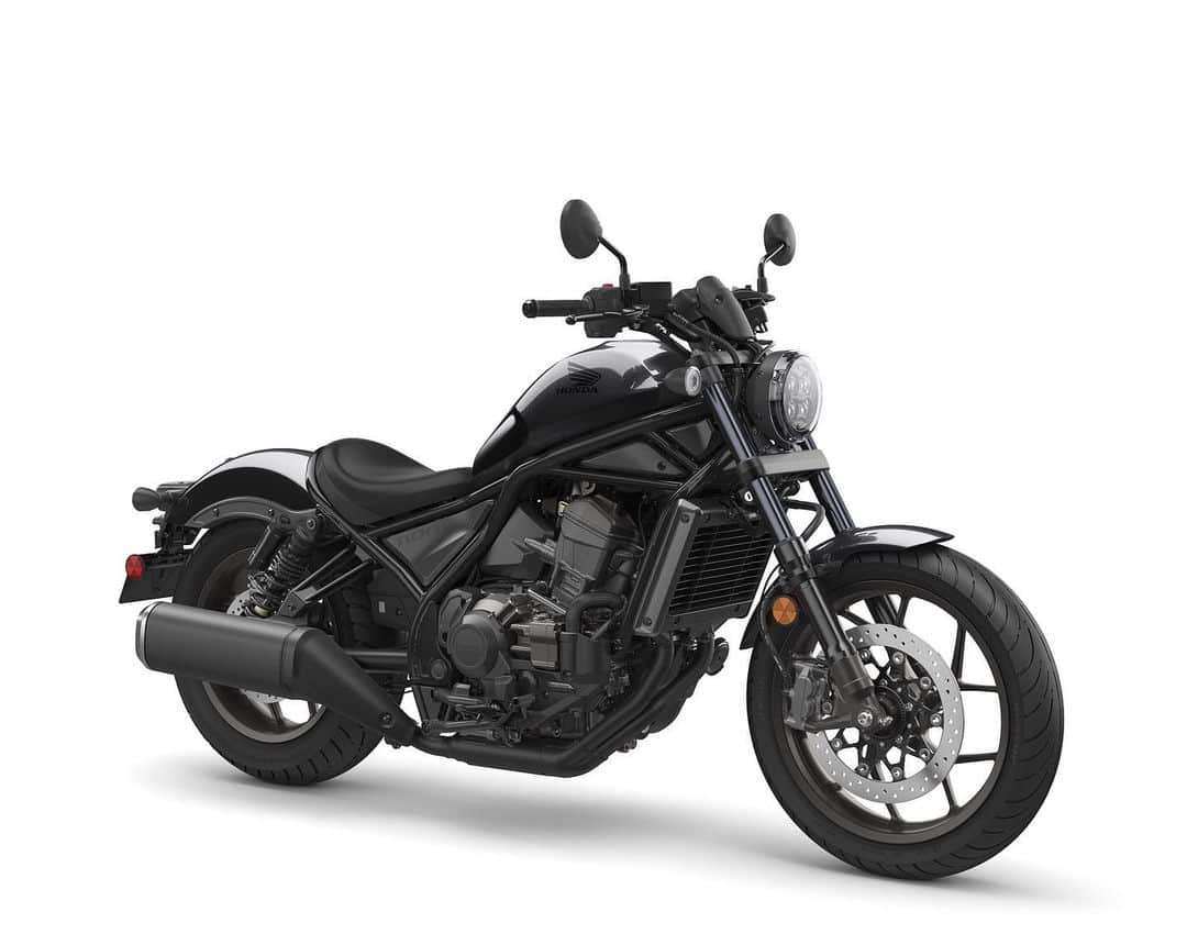 Honda Powersports USさんのインスタグラム写真 - (Honda Powersports USInstagram)「Here it is! The all-new 2021 Rebel 1100, a forward-looking midsize cruiser made for the modern cruiser rider. With a feel and sound like nothing else on the road, plus Honda’s advanced automatic Dual Clutch Transmission, it’s a high-function motorcycle that only Honda could design and build, ready to take riders to their activities while delivering memorable experiences along the way.   Developed according to an ambitious “Relax and Excite” design theme, this adaptable machine is raw but purposeful, elemental yet modern, and is equally adept at classic no-rush “cruising” and adrenaline-filled outings marked by brisk acceleration and exhilarating corners. Marked by clean, serious styling and built around a retuned version of the high-performance, water-cooled parallel-twin engine from the Africa Twin, this motorcycle introduces new technology to the cruiser market—including the aforementioned DCT.  Check out the video in the link in our bio for more info!」11月25日 3時03分 - honda_powersports_us