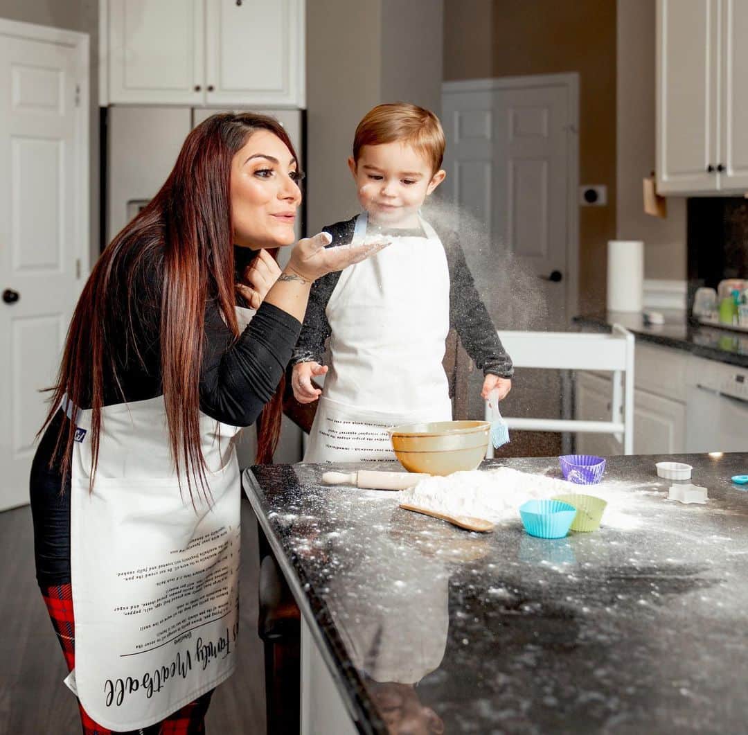 ディーナ・ニコール・コルテーゼのインスタグラム：「Thank you @anthony.serrantonio for capturing these amazing moments of me and CJ   If you want to match your little one while cooking in the kitchen making memories .. go to @christopherjohnclothing and click link in bio ❤️ also a great gift for the holidays 🥰」