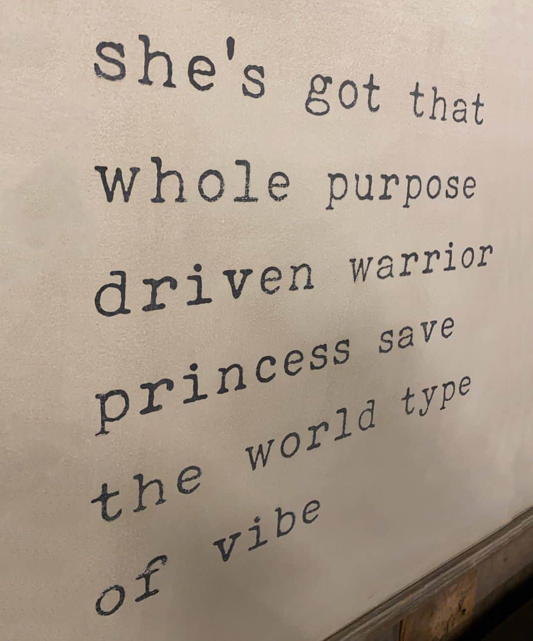 ジェシカ・ゾアのインスタグラム：「It’s important to put your personal decorating touch to make a house feel like home. Just happened upon this piece of art. Should I get it?」